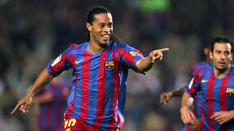 Ronaldinho câu thủ tạo ra những cú sút phạt khó đoán nhất