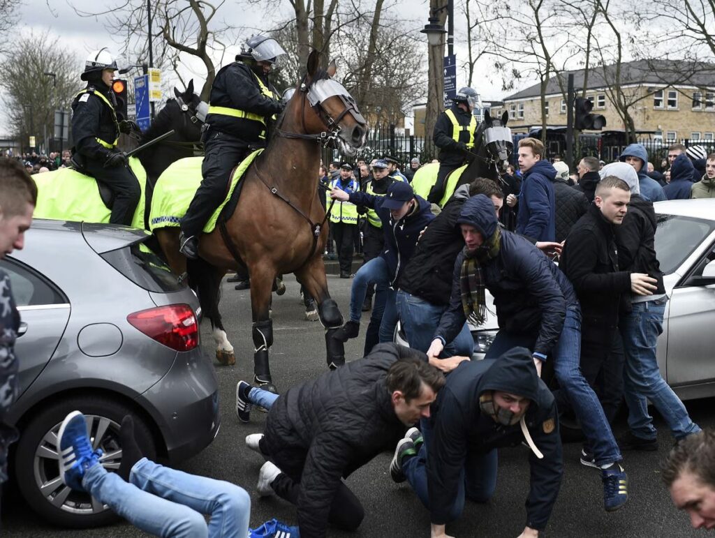 Tottenham v Arsenal Hai người đàn ông bị bắt vì fan đụng độ trước trận derby Bắc London